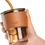 كوب زجاجي مع مصاصة وغطاء