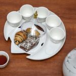 مضيفة مع 6 فناجين قهوة باللون الأبيض