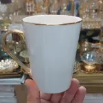 مغ أبيض بإطار ذهبي