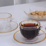 فنجان قهوة شفاف بإطار ذهبي