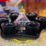 مضيفة مع 6فناجين باللون الأسود