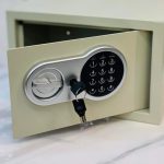 خزنة حديد متوفرة بحجمين كبير / صغير