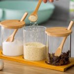 علب مع معلقة وغطا وقاعدة خشبية