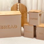 طقم حافظ / صندوق خبز معدن + 3 علب سكاكر