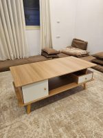 ⁦طاولة وسط خشبي وأبيض⁩ - الصورة ⁦2⁩